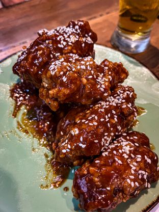 Foto 10 - Makanan(Chicken Wings Korean) di Eatime Stories oleh duocicip 