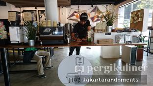 Foto 2 - Interior di Toko Kopi Tuku oleh Jakartarandomeats