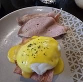 Foto Egg Benedict + Ham di Sadrasa Kitchen & Bar - Hotel Pullman Bandung Grand Central