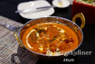 Foto 7 - Makanan(Indian Butter Chicken) di Collage - Hotel Pullman Central Park oleh @teddyzelig 