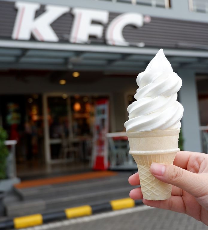 Ростикс мороженое рожок. Мягкое мороженое в стаканчике. Мягкое мороженое в kfc. Ростикс мороженое рожок. Ростикс мороженое рожок.