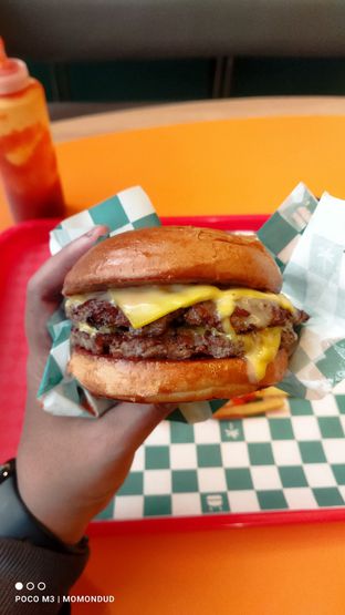 Foto 1 - Makanan(Double Wagyu Smash Burger) di Five Monkeys oleh Momondud 