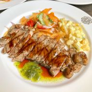 Foto Makanan di Leon Goldstein