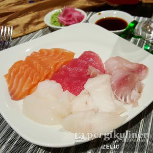 Foto 6 - Makanan(Sashimi) di Collage - Hotel Pullman Central Park oleh @teddyzelig 