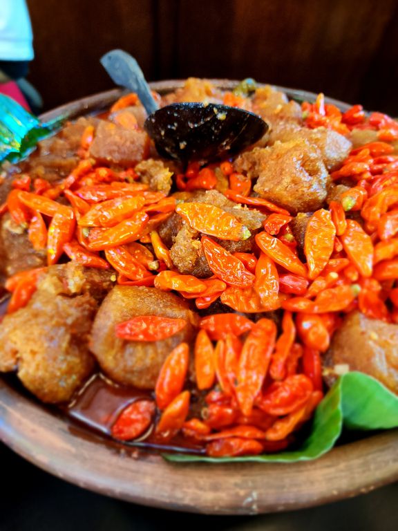 mercon-nya-mantep-review-vio-kal-di-restoran-gudeg-mercon-bu-prih
