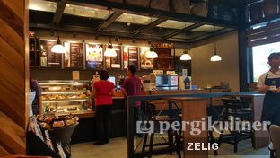 Foto 4 - Interior di Angel In Us Coffee oleh @teddyzelig 