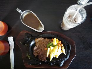Foto 1 - Makanan(Steak Terderloin Original + Milkshae Cokelat) di Asap Asap Steak & Soup oleh Happy Miyah
