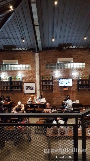 Foto 6 - Interior di Upnormal Coffee Roasters oleh UrsAndNic 