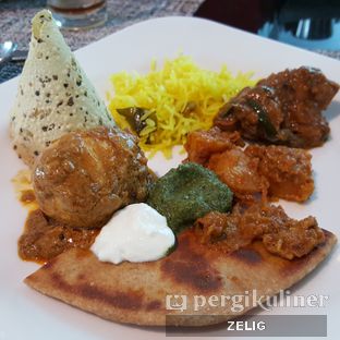 Foto 8 - Makanan(Indian Food) di Collage - Hotel Pullman Central Park oleh @teddyzelig 