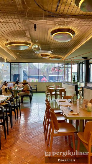 Foto 7 - Interior di Mainstreet Dining & Coffee oleh Darsehsri 