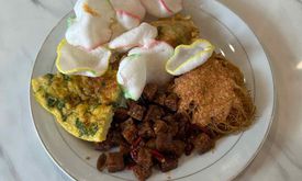 Nasi Uduk & Lontong Sayur Oma Wini