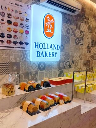 Foto 4 - Makanan di Holland Bakery oleh Momondud 
