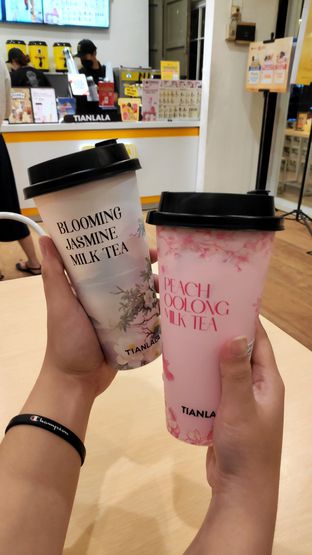 Foto - Makanan(Jasmine Tea &amp; Peach Oolong Tea) di TIANLALA oleh Simon A. claudius_simon