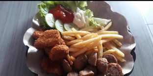 Foto 3 - Menu(Paket Combo Komplit Burger Kentang) di Kopi Tong 168 oleh Akun Google