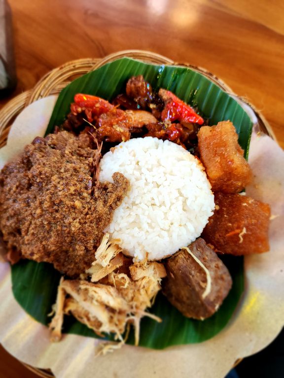 mercon-nya-mantep-review-vio-kal-di-restoran-gudeg-mercon-bu-prih