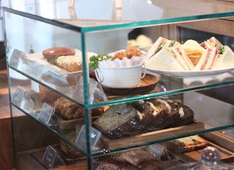 10 Toko Kue Favorit di Kebayoran Baru yang Wajib Dikunjungi Pada Akhir Pekan