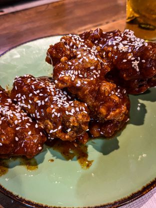 Foto 12 - Makanan(Chicken Wings Korean) di Eatime Stories oleh duocicip 