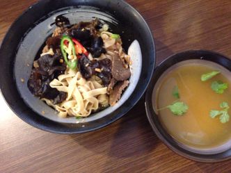 Foto Makanan di Mie Robot
