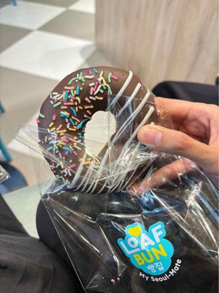 Foto 2 - Makanan(Chocolate Rainbow Donut) di Loaf Bun Korean Bakery oleh Cyntia // IG: @cyntiahbsr