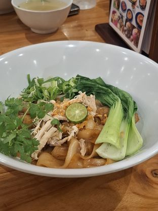 Foto - Makanan(Kwetiau Goreng Ayam Suwir ) di Warung Bakmi Mpek Tjoen oleh Bobby Putra