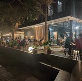Foto Ruang Outdoor di Simetri Coffee Roasters