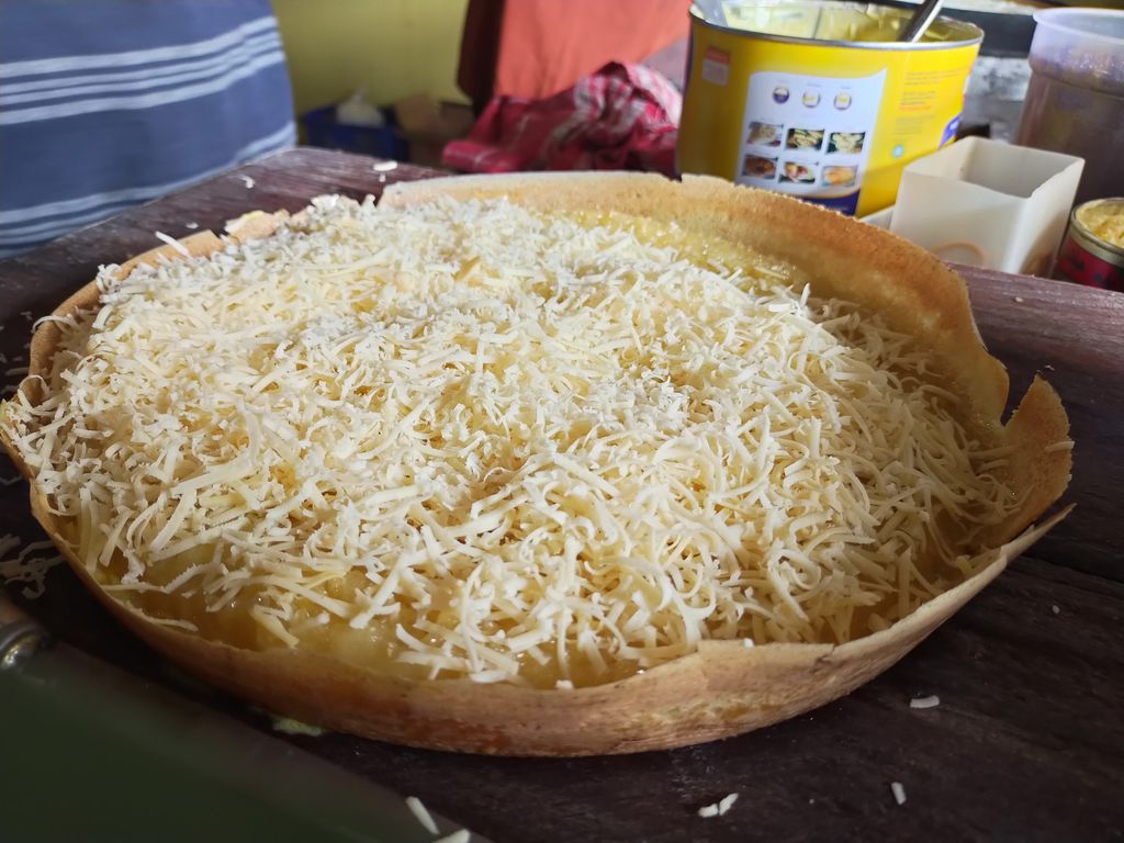 Martabak Encek: Menguak Kelezatan Klasik yang Dimasak di Atas Bara Arang