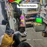 Foto Sedang nonton bareng pertandingan sepakbola  di Buruan Sae Bapajaka