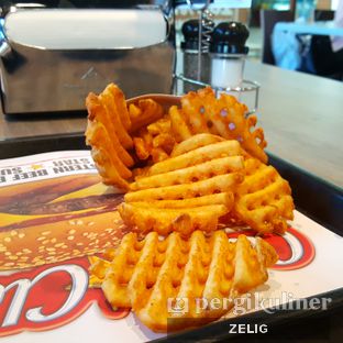 Foto 1 - Makanan(Crisscut Fries) di Carl's Jr. oleh @teddyzelig 