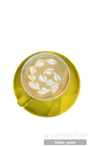 Foto 1 - Makanan(HOT COFFEE LATTE) di Sinaran Cafe Beauty oleh Fatar Yani