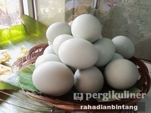 Foto 3 - Makanan(Telur Asin) di Buruan Sae Bapajaka oleh Rahadian  Bintang