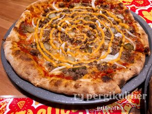 Foto 1 - Makanan(Cheeseburger Pizza) di Slice Of Cali oleh Prita Hayuning Dias