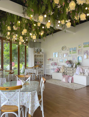Foto 4 - Interior di Honey Bunny Cafe oleh Dibya Pranaya