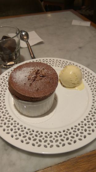 Foto 5 - Makanan(Chocolate Souffle (IDR 58k) ) di Bakerzin oleh Renodaneswara @caesarinodswr