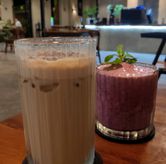 Foto Iced Cappuccino, Iced Berry Smoothies di De'Medellin Coffee