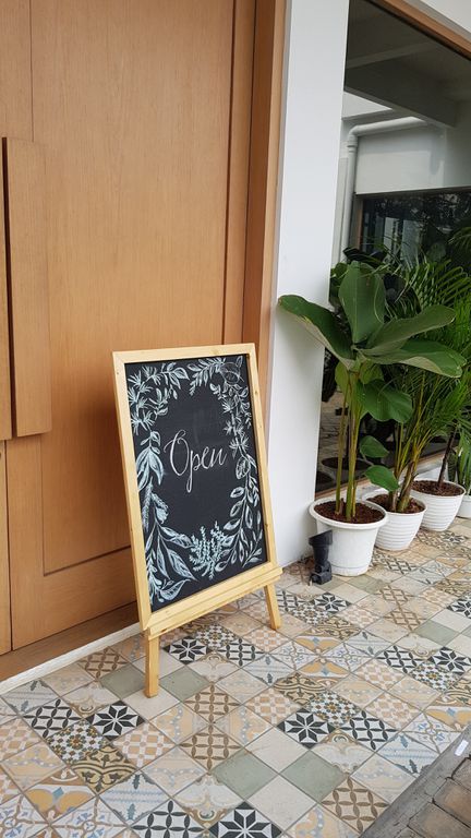 Bolu nougat slicenya enaaak Review UrsAndNic di restoran 