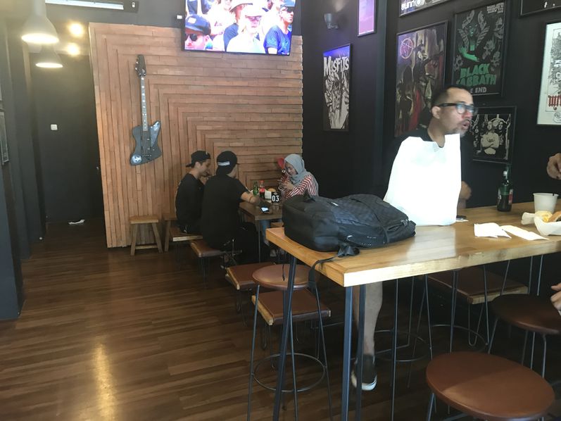 Makan Burger Sambil Denger Lagu Metal Review Oswin Liandow Di