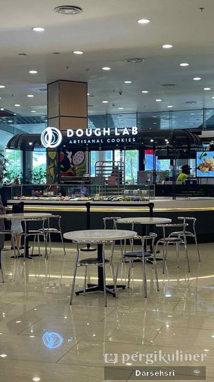 Foto 4 - Eksterior di Dough Lab oleh Darsehsri 