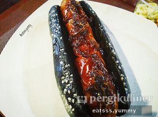 Foto - Makanan(Black Hot Dog) di Georg Peck Cafe oleh Yummy Eats