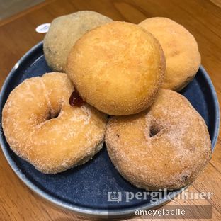 Foto 1 - Makanan di Haritts Donuts & Coffee oleh Hungry Mommy