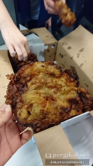 Foto 3 - Makanan di Pisang Goreng Madu Bu Nanik oleh Jakartarandomeats