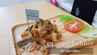 Foto 5 - Makanan(Hashbrown + fish skin) di Alphabeth oleh UrsAndNic 