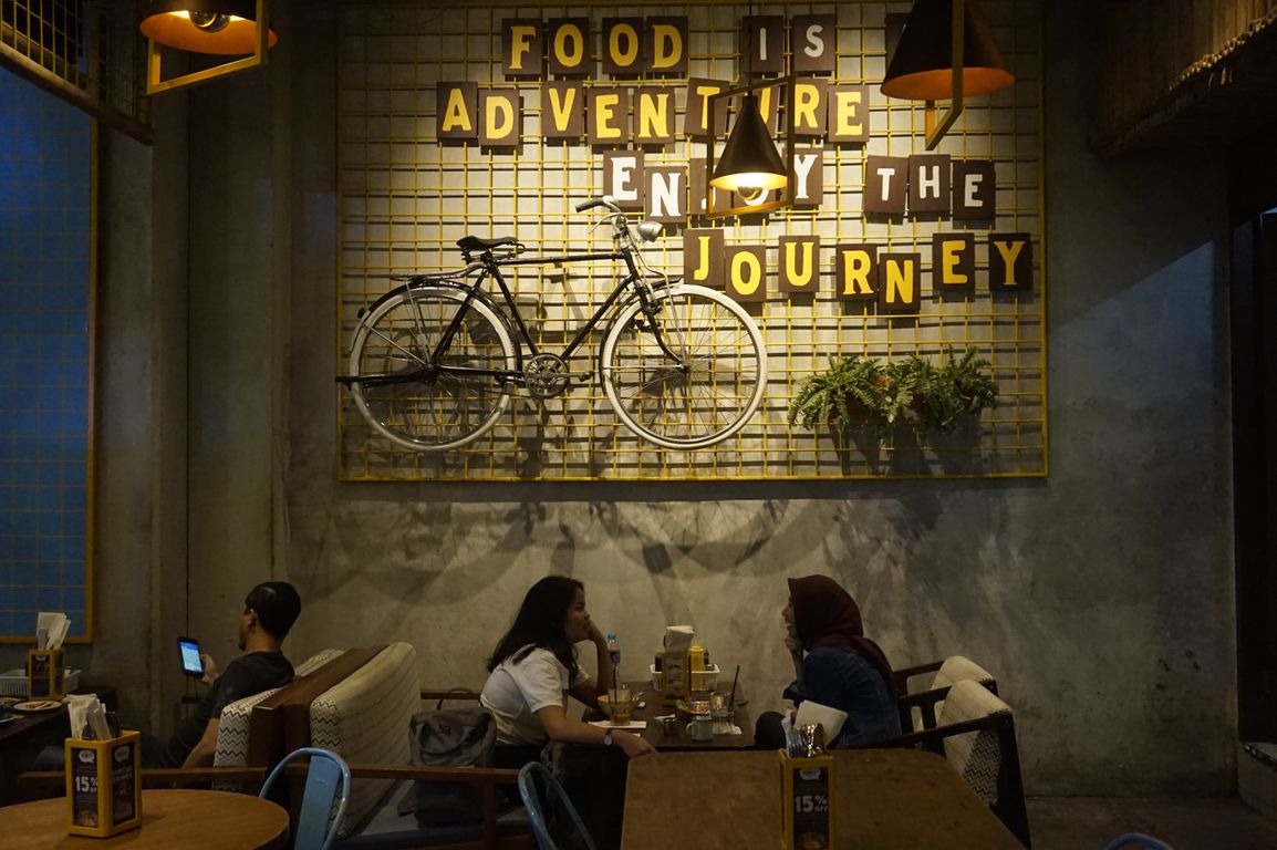 affordable, modern and casual cafe... - Review yudistira ...