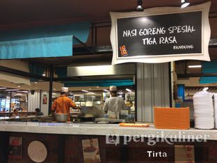Foto review Nasi Goreng Spesial Tiga Rasa oleh Tirta Lie 2
