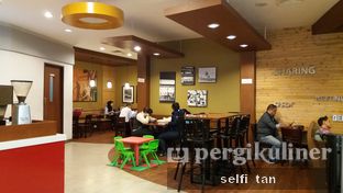 Foto 3 - Interior di Krispy Kreme oleh Selfi Tan