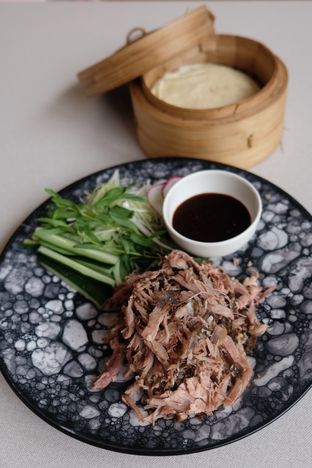 Foto 3 - Makanan(Crispy aromatic duck leg) di Ling Ling Dim Sum & Tea House oleh Pengembara Rasa