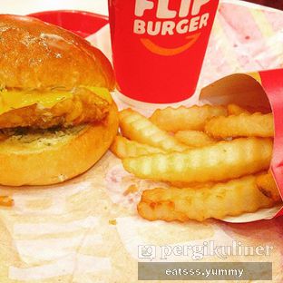 Foto - Makanan(Flip C (Fish Burger, Fries, Softdrink)) di Flip Burger oleh Yummy Eats