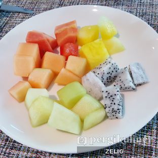 Foto 1 - Makanan(Assorted Fruits) di Collage - Hotel Pullman Central Park oleh @teddyzelig 