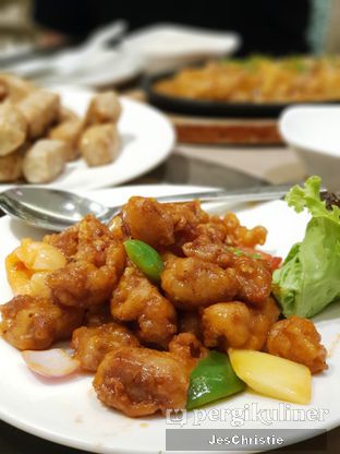 Foto 3 - Makanan(Putien Sweet &amp; Sour Pork w/ Lychee) di PUTIEN oleh JC Wen