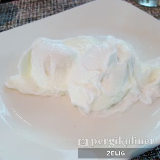 Foto 3 - Makanan(Poached Eggs) di Collage - Hotel Pullman Central Park oleh @teddyzelig 