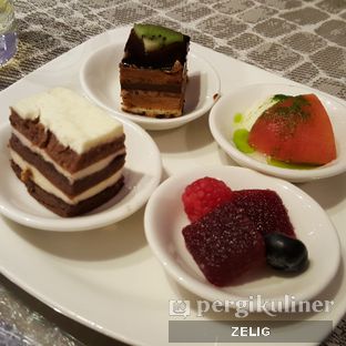 Foto 5 - Makanan(Dessert) di Collage - Hotel Pullman Central Park oleh @teddyzelig 